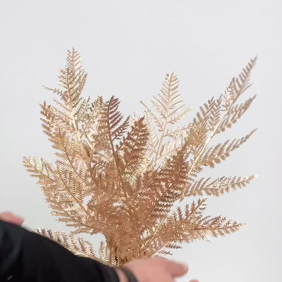 a modern, luxurious decorative gold flowers and leaves ideal for elegant and minimalist interiors.