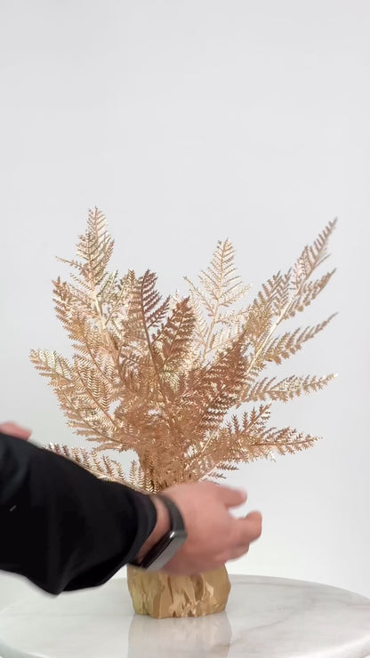 a modern, luxurious decorative gold flowers and leaves ideal for elegant and minimalist interiors.